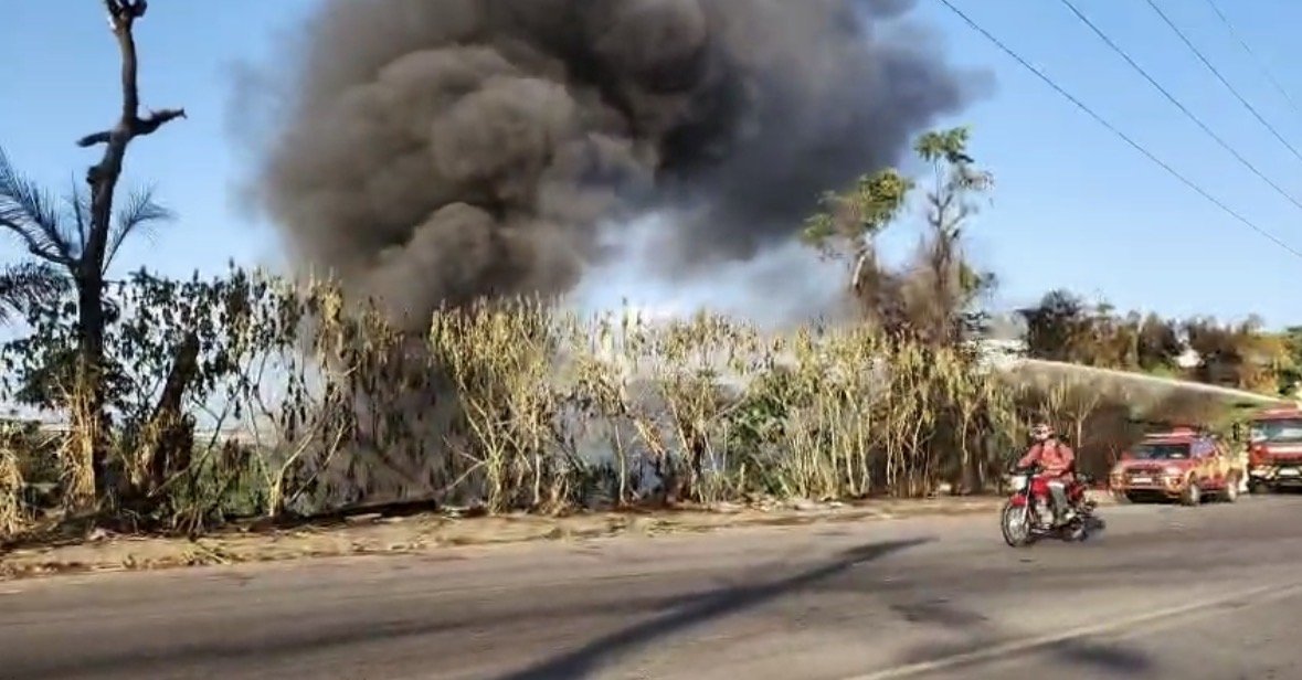 Fumaça de incêndio no Mauazinho é vista de vários pontos de Manaus nesta terça-feira