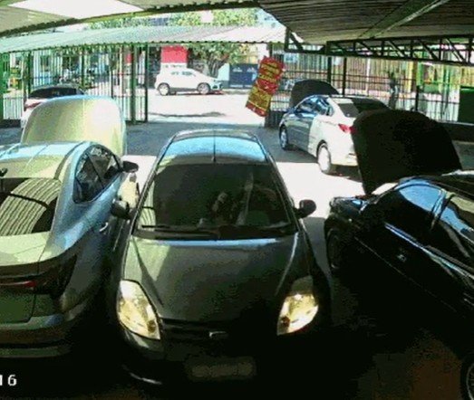 Motorista faz manobra surreal ao invadir concessionária após colisão em SP