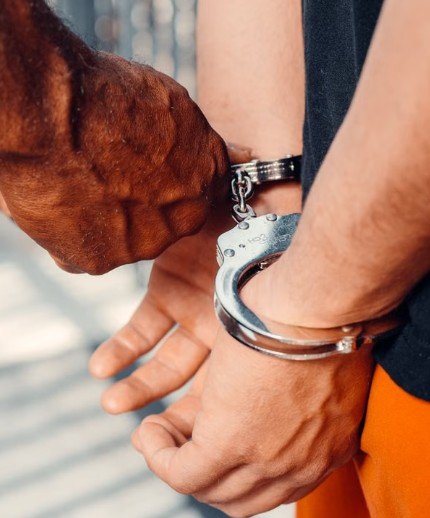 Homem é preso após descumprir medida protetiva contra ex e ameaçar a mãe no Centro