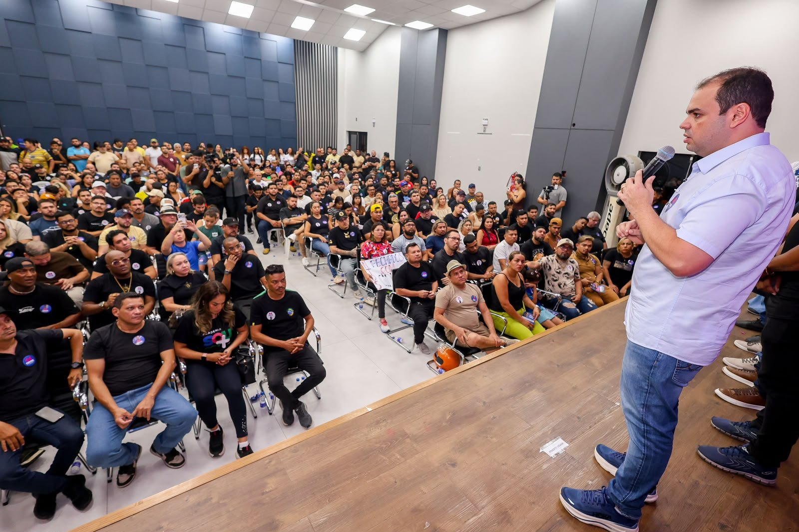 Roberto Cidade se reúne com artistas e produtores culturais e detalha propostas para o setor