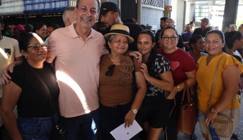 Em Codajás, Omar defende construção de aeroporto e maternidade para reduzir isolamento do interior