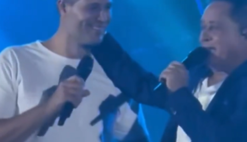 Ao lado do primogênito, Leonardo reclama dos outros filhos em show