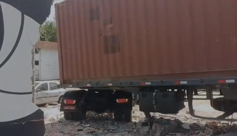 Carreta colide com muro de empresa ao tentar evitar acidente na avenida Efigênio Salles