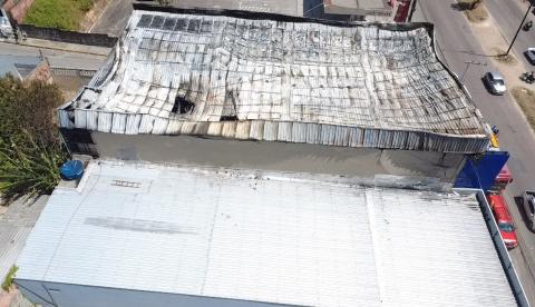 Imagens aéreas mostram cenário de destruição em loja atingida por incêndio no Monte das Oliveiras