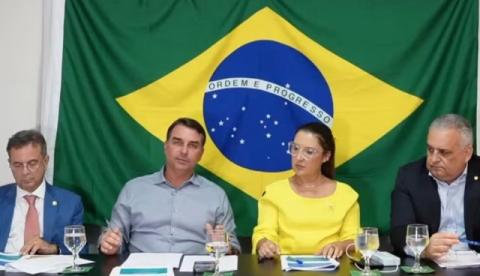 Flávio Bolsonaro defende CNH aos 16 anos em caso de redução da maioridade penal