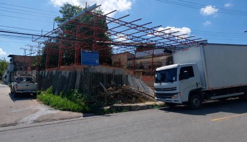 Desrespeito a embargo resulta em multa e apreensão de materiais em Manaus