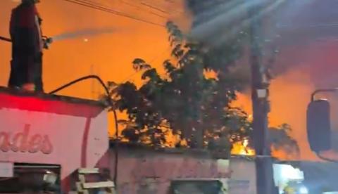 Comerciantes retiram mercadorias após incêndio em vegetação se aproximar de lojas em Manaus