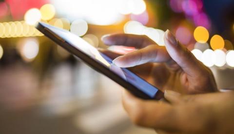 Compartilhar pesquisa eleitoral sem registro no status do WhatsApp pode gerar multa, diz TSE
