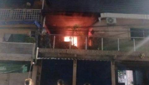 Família abandona casa às pressas durante incêndio no Adrianópolis