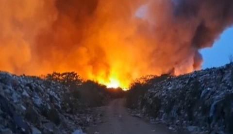 Incêndio em lixão de Iranduba gera fumaça visível de Manaus
