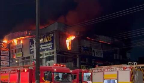 Painel de LED pode ter causado incêndio em loja e ameaçou posto de combustíveis em Manaus