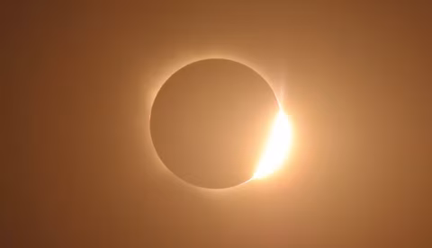 Fotógrafo brasileiro registra imagens impressionantes do eclipse solar na Espanha