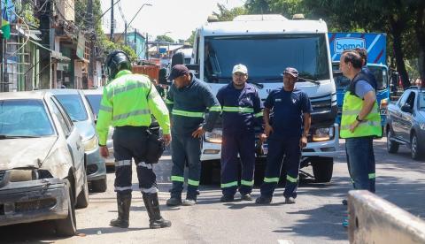 Operação Sucata retira 145 veículos abandonados das ruas de Manaus