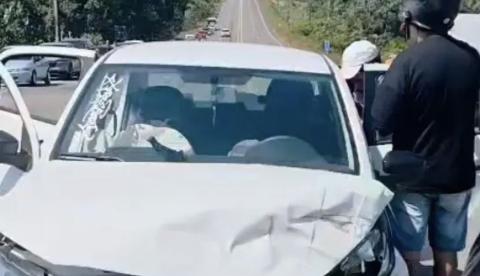 Acidente em frente a balneário destrói veículos e mobiliza motoristas na AM-070