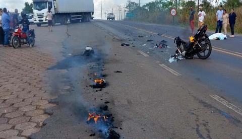Moto pega fogo após bater em carreta na BR-364 e motociclista morre na hora