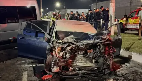 Motorista de aplicativo morre em batida frontal com van na Avenida do Turismo