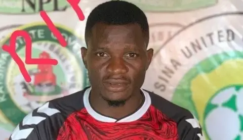 Jogador nigeriano morre aos 33 anos após desmaiar em campo durante amistoso