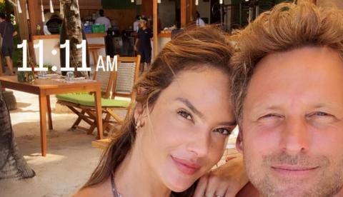 Alessandra Ambrósio exibe anel de noivado avaliado em mais R$ 1 milhão