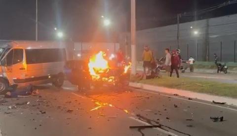 Vídeos mostram carro em chamas após acidente com van na Av. do Turismo; motorista morreu