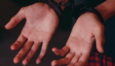 Mulher, filha e irmão são presos suspeitos de matar homem a pedradas no Educandos