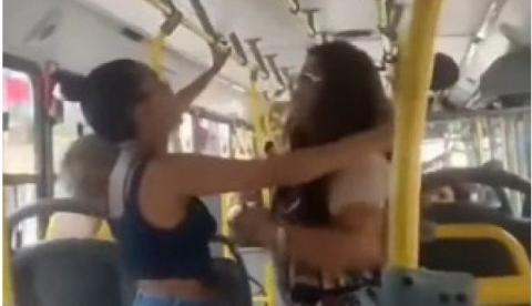 Passageiras saem no tapa dentro de coletivo após bate-boca sobre gases