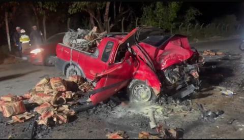 Três pessoas ficam feridas após carro colidir com carreta carregada de carvão na AM-010