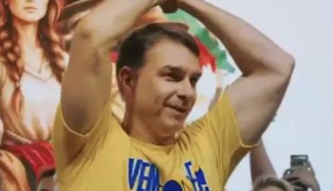 UFRJ nega registro de pós-graduação de Flávio Bolsonaro citada em perfis oficiais