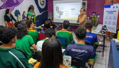 Da dobradura à urna de treinamento: TRE-AM leva educação eleitoral a 400 pessoas em dois dias