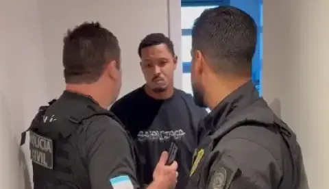 Alvo de investigação por tráfico, David ganha respaldo do Vasco e segue no elenco