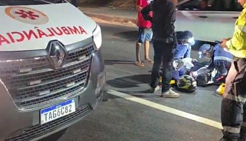 Mulher fica ferida após moto derrapar em óleo na Avenida das Torres