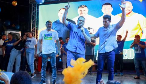 Roberto Cidade detalha proposta de Auxílio Estadual de R$ 250 em ato na Zona Norte de Manaus