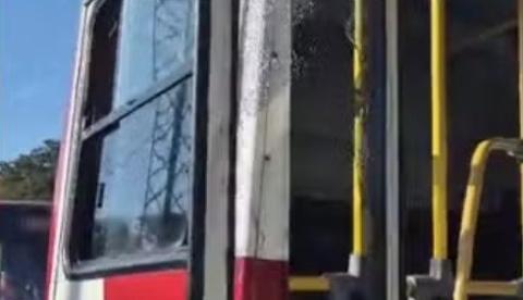 Polícia prende dupla que apedrejou ônibus em Manaus; passageira ficou ferida