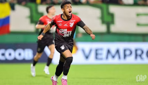 Jogador do Athletico é condenado a 13 anos por estupros contra a ex