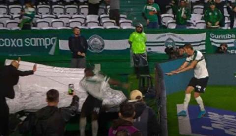 Jogador brasileiro despenca em buraco durante comemoração de gol; vídeo