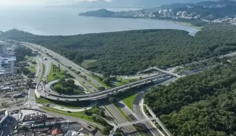 Rua da Trindade tem trecho fechado para virar canteiro de obras do novo elevado do CIC