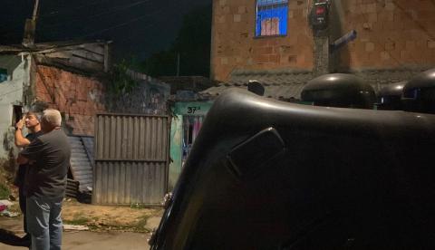 Criminosos invadem casa, atiram em homem e o jogam do 2º andar em Manaus