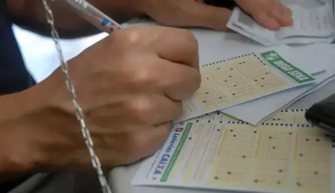 Ninguém acerta a Mega-Sena e prêmio acumula em R$ 165 milhões