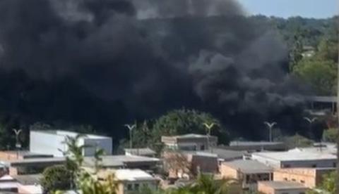 Fogo em terreno baldio mobiliza bombeiros e assusta moradores na Zona Norte de Manaus