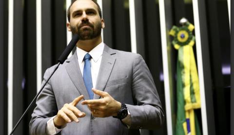 Eduardo Bolsonaro critica obrigatoriedade de vacinas no Brasil: 'Liberdade'