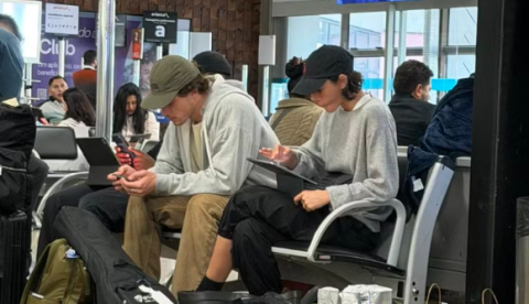Bruna Marquezine e Shawn Mendes são vistos em aeroporto de São Paulo