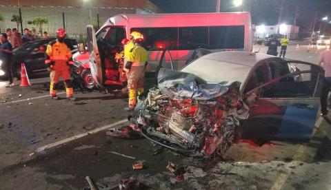 Acidente entre carro e van na Av. do Turismo deixa motorista morto e crianças feridas