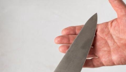Mulher é presa após esfaquear outra durante suposta invasão à casa no Alvorada