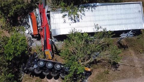 Guindaste tomba em área da Honda e atinge fio de alta tensão no Distrito Industrial