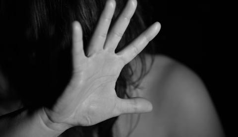 Homem é preso suspeito de agredir esposa com a ajuda de amigos no Mauazinho