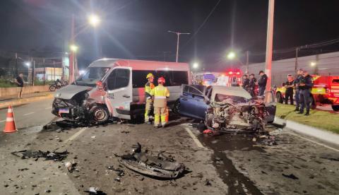 Criança fica em estado grave após acidente entre carro e van na Avenida do Turismo
