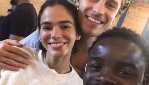 Bruna Marquezine e Shawn Mendes são vistos juntos em viagem a Angola