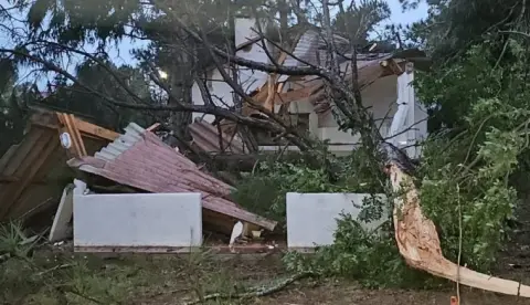 132 km/h na Zona Sul: vendaval que antecedeu o ciclone deixa Porto Alegre no escuro e derruba árvores