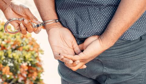 Idoso é preso por agredir filha com golpes na cabeça no Colônia Antônio Aleixo
