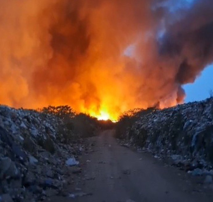 Operação de combate a incêndio em lixão utiliza drones e maquinário no Amazonas