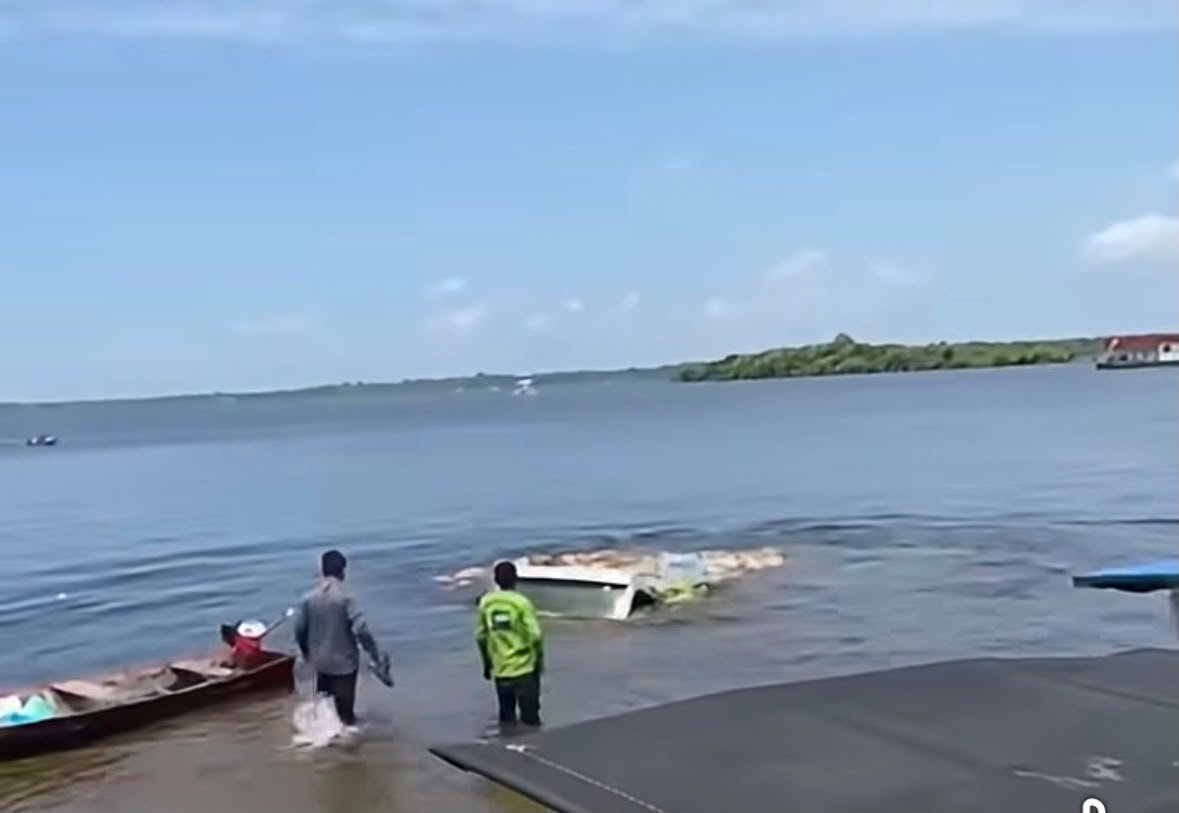 Caminhão com bebidas e mercadorias cai em rio no Amazonas; vídeo